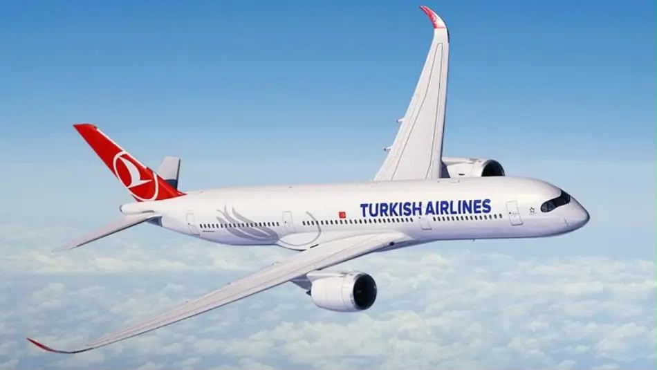 Gökyüzünde ilerleyen kargo uçağı